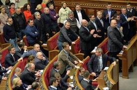 شاهد بالفيديو.. مشاجرة بين نائب اوكراني وحماية رئيس الوزراء في البرلمان