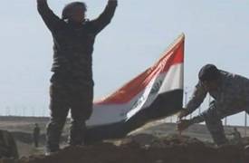 القوات الامنية تحرر حي الضباط بالرمادي وترفع العلم العراقي