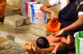 شاهد بالفيديو... كيف يحمّمون أطفالهم في الهند!