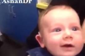 شاهد... فيديو مؤثر لطفل أصم سمع صوت والدته لأول مرة