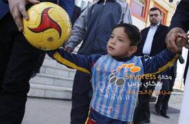بالصور.. الطفل الأفغاني يزور تدريبات منتخب بلاده مرتديا قميص برشلونة