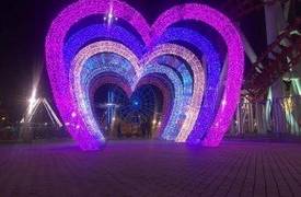 بالصور.. نصب سبعة قلوب رمزية للحب في الزوراء هي الأكبر بالشرق الأوسط