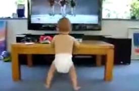 شاهد بالفيديو... لقطات مضحكة لطفل صغير يقلد رقصة "بيونسيه"
