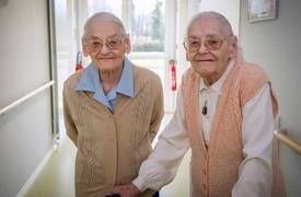 بعد ان توقع الاطباء وفاتهما لسوء صحتهما.. معمرتان تعيشان 104 عاما