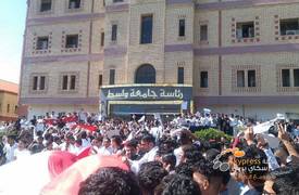 بالصور... ثورة القمصان البيضاء تصل الى جامعة واسط للمطالبة بإقالة الشهرستاني