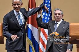 الرئيس الكوبي يمنع اوباما من وضع يده على كتفه