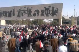 المئات من المتظاهرين يتوافدون الى ساحة التحرير لتأدية الصلاة الموحدة