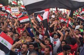 بالصور.. المئات يتظاهرون في ساحة التحرير تأييدا لاعتصام النواب