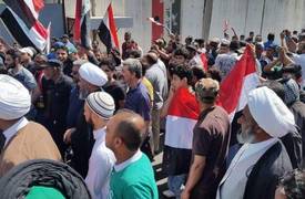 وسط اجراءات امنية مشددة.. متظاهرون يحاصرون وزارتي النفط والرياضة