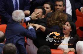بالصورة.. شجار عنيف بين النواب داخل البرلمان التركي