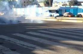 القوات الامنية تطلق الرصاص والغاز المسيل للدموع بعد محاولة المتظاهرين دخول الخضراء وانباء عن وجود اصابات