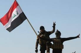 القوات الامنية ترفع العلم العراقي فوق جسر الصقلاوية