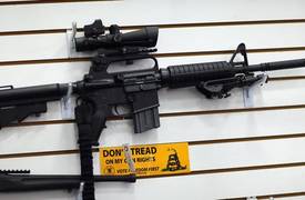 لماذا تعد بندقية "AR-15" الأكثر استخداما في عمليات إطلاق النار بأمريكا؟