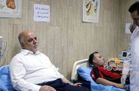 بالصور ..بالصور ...العبادي يتبرع بالدم لجرحى الارهاب