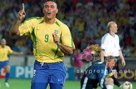 رونالدو البرازيلي يتجاهل البرتغالي في فريق الأحلام