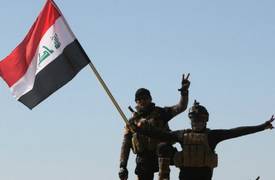 القوات الامنية ترفع العلم العراقي فوق مستشفى القيارة العام