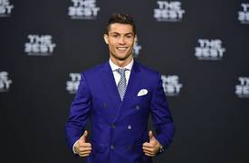 رونالدو يتوّج بجائزة أفضل لاعب في العالم 2017
