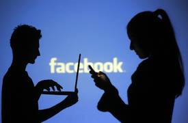 مؤسس فيسبوك يحذر من مخاطر شبكات التواصل الاجتماعي