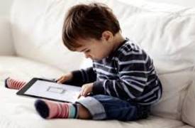 دراسة: استخدام الهواتف الذكية قبل النوم يؤثر على صحة الأطفال