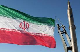 بالصورة.. شابة إيرانية تخلع حجابها وسط طهران !