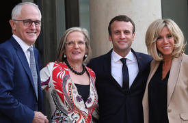 بالفيديو.. رئيس فرنسا يقع في موقف "محرج" مع زوجة رئيس استراليا بوصفها "لذيذة"