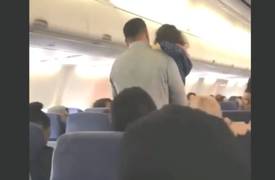 بالفيديو .. شركة طيران تطرد مسافرا و ابنته بشكل مهين .. و السبب ؟