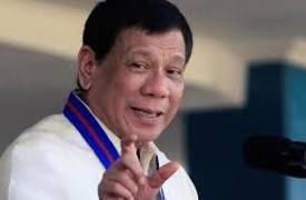 بالصورة .. "قبلة بالفم" من رئيس الفلبين تشعل جدلا كبيرا على الهواء