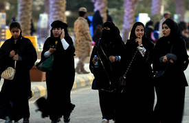 بالفيديو .. رقص نساء في "السعودية" يؤدي الى خلاف وايقاف حفل واطفاء الانوار
