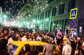 بالفيديو .. سائق سيارة يغلبه النوم لـ "يدهس" مجموعة مارة بحادث "مرعب" في روسيا