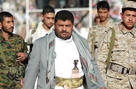 بالصور.."الحوثي يتحدى" السعودية والامارات.. ويكشف فائدة "ايران" من اغلاق مضيق هرمز !