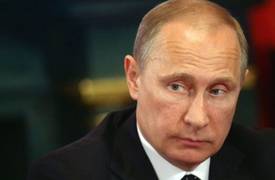بالفيديو .. صحفي امريكي يحاول تسليم "بوتين" تقريرا يدين تورط "ضباط روس" في الانتخابات الامريكية