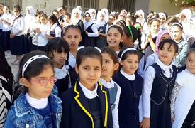 بالفيديو.. معلمة "تفترس" احد طلابها !! .. بـ احدى مدارس بغداد
