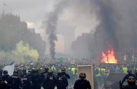 بالفيديو.. التظاهرات تقلب وجه باريس! نهب وسرقة وأعتداء على الممتلكات العامة