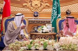 أمير الكويت يدعو السعودية لوقف الحملات الإعلامية التي زرعت بذور الفتنة والشقاق