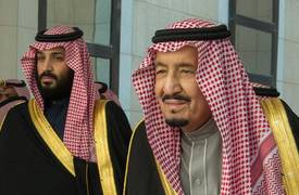 "خلافات" شديدة بين ملك السعودية ونجله "بن سلمان" .. وسحب صلاحيات في المجال الاقتصادي والمالي منه
