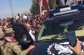 غضب شعبي .. يجبر الحماية على "تهريب برهم صالح" بــ سيارة شرطة .. والعاكوب "يدهس" احد المحتجين