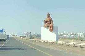 بوذا يجلس على طريق سريع بــ "الامارات"!