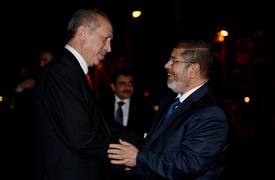 اردوغان: مرسي كان يتخبط على الأرض لمدة 20 دقيقة ولم تقم السلطات بشيء لمساعدته