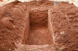 بالفيديو .. وفاة مغني ولكن .. المعجبين يفتحون قبره و"يخرجوه" فور دفنه ..!!