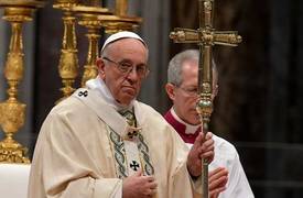 بالفيديو .. بابا الفاتيكان يــصدم الجميع بــ ليلة رأس السنة .. و"يصفع" يد امرأة بنوبة غضب !!