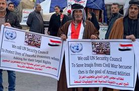 متظاهرو بغداد يرفعون أعلام الأمم المتحدة طلباً لتدخل أممي