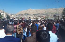 !!اقليم كردستان .. متظاهرين  يطالبون  بصرف رواتبهم المتوقفة منذ بداية العام الحالي