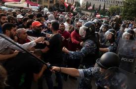 لبنان .. اصابة العشرات بسبب الاشتباكات بين المتظاهرين والجيش وسط بيروت
