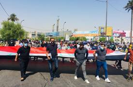 متظاهرون من حملة الشهادات العليا يقطعون طريقاً رئيسياً وسط بغداد