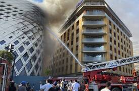 بالفيديو ..حريق كبير في مبنى زهى حديد وسط بيروت