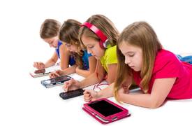 في اخر دراسة امريكية ..  إدمان الهواتف الذكية يعزز الصحة العقلية للأطفال والمراهقين