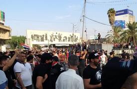محتجين يعتدون على القوات الامنية في حي العلاوي  ببغداد