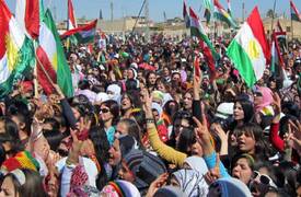 محتجون يضرمون النار بمقرَّي الحزبين الحاكمين في كردستان