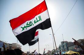 بالصورة .. بعد عرضها "علم العراق" تحت الاقدام كــ ممسحة .. امازون تعتذر !
