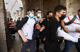 اصابة مئات الفلسطينين من قبل قوات الاحتلال الاسرائيلي بالحرم القدسي